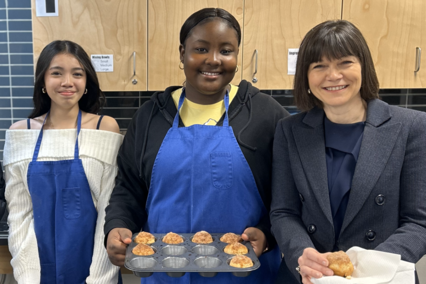 Lynnette baking muffins with students